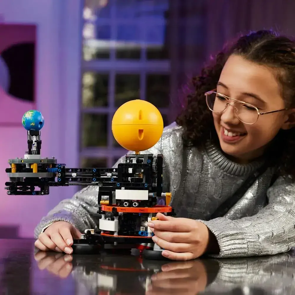 LEGO® TECHNIC 42179 Planeta Země a Měsíc na oběžné dráze