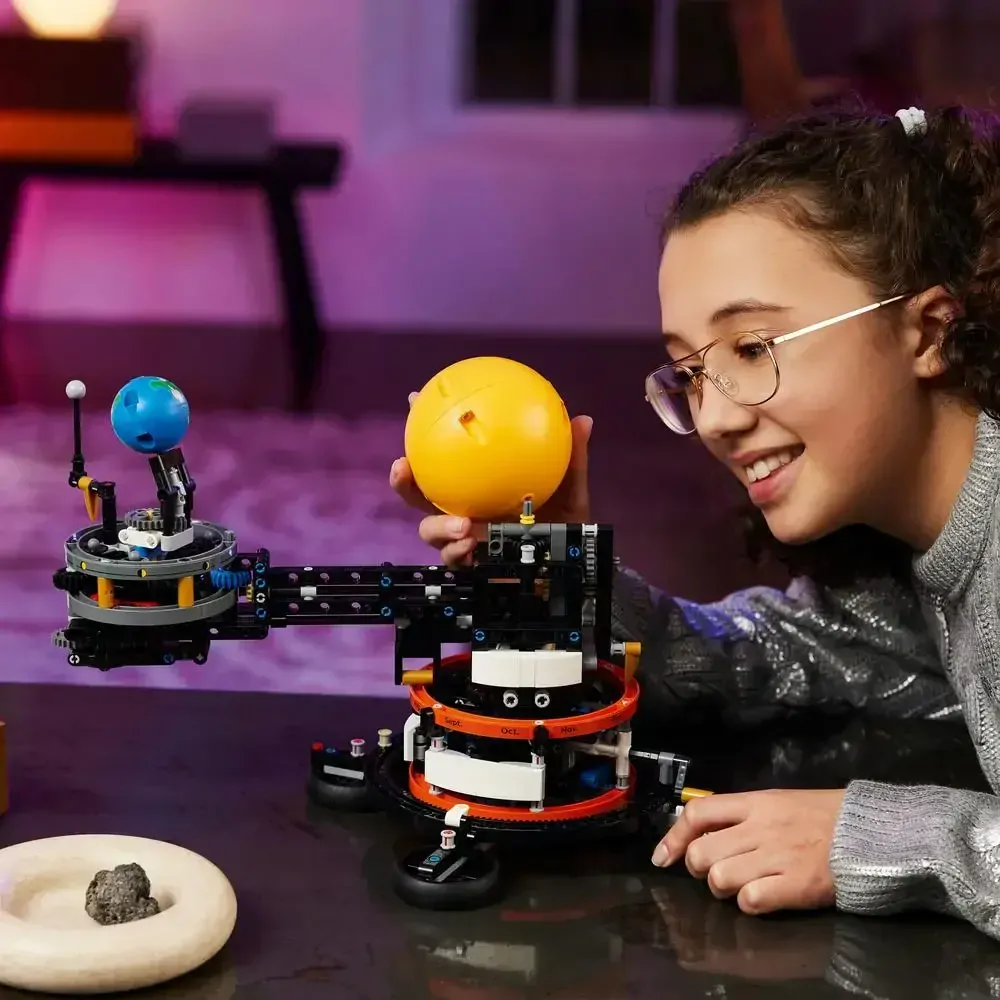 LEGO® TECHNIC 42179 Planeta Země a Měsíc na oběžné dráze